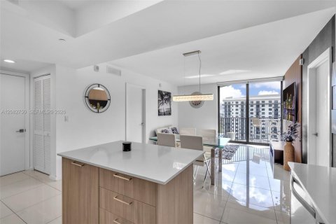 Condo in Doral, Florida, 2 bedrooms  № 2352936 - photo 8