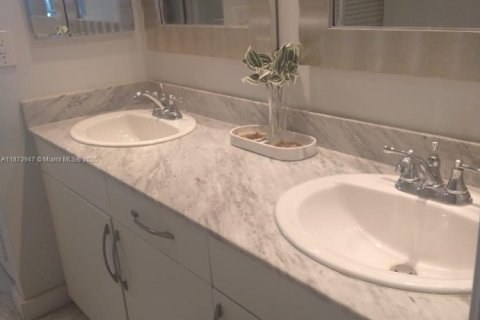 Condominio en venta en Surfside, Florida, 1 dormitorio, 89.37 m2 № 1928161 - foto 25