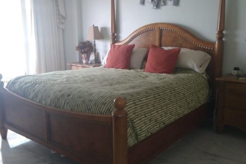Condominio en venta en Surfside, Florida, 1 dormitorio, 89.37 m2 № 1928161 - foto 15