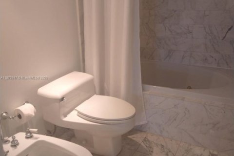Condominio en venta en Surfside, Florida, 1 dormitorio, 89.37 m2 № 1928161 - foto 26