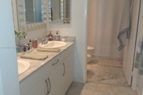 Condominio en venta en Surfside, Florida, 1 dormitorio, 89.37 m2 № 1928161 - foto 14