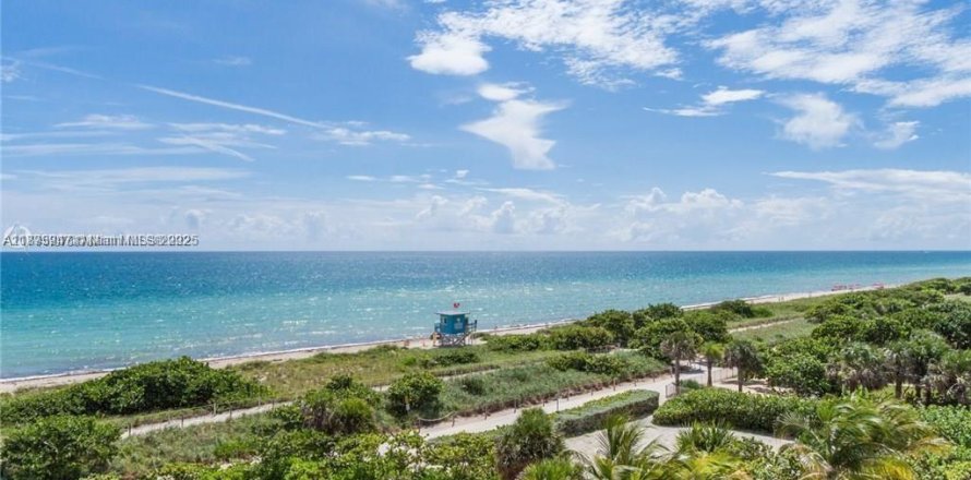 Estudio en el Condominio en Surfside, Florida  № 1928161