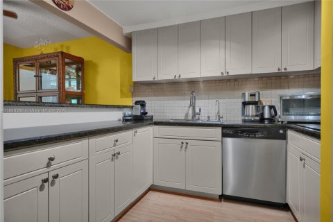 Condominio en venta en Sweetwater, Florida, 3 dormitorios, 151.99 m2 № 1925358 - foto 16