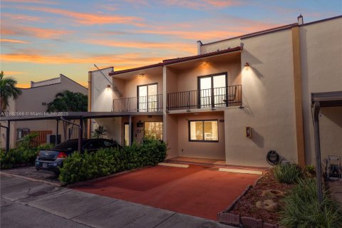 Condominio en venta en Sweetwater, Florida, 3 dormitorios, 151.99 m2 № 1925358 - foto 1