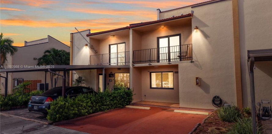 Condominio en Sweetwater, Florida, 3 dormitorios № 1925358