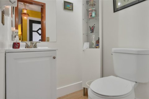 Condominio en venta en Sweetwater, Florida, 3 dormitorios, 151.99 m2 № 1925358 - foto 18