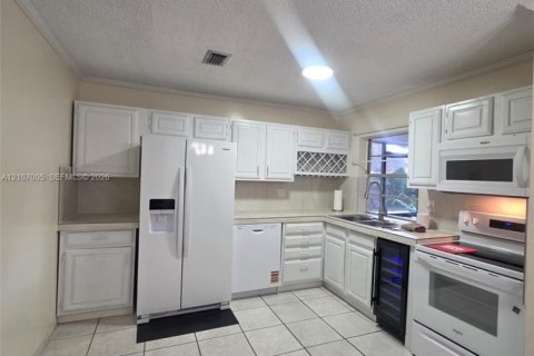 Villa ou maison à louer à Miami Lakes, Floride: 3 chambres, 148.64 m2 № 2418219 - photo 7