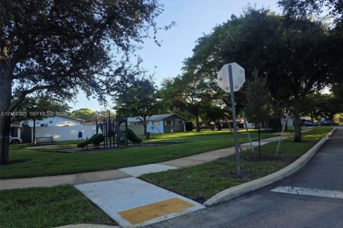 Villa ou maison à louer à Miami Lakes, Floride: 3 chambres, 148.64 m2 № 2418219 - photo 4