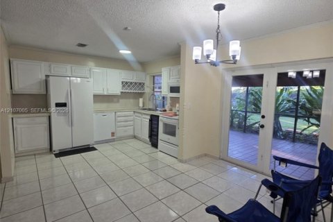 Villa ou maison à louer à Miami Lakes, Floride: 3 chambres, 148.64 m2 № 2418219 - photo 12