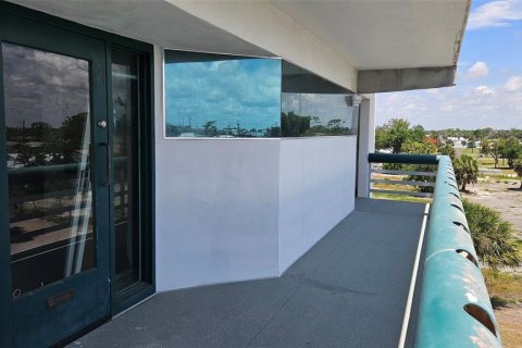 Propiedad comercial en Englewood, Florida 85.56 m2 № 2206501