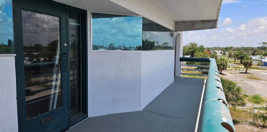 Propiedad comercial en Englewood, Florida 85.56 m2 № 2206501