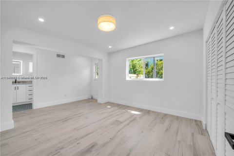 House in North Miami, Florida 3 bedrooms, 136.57 sq.m. № 1748616 - photo 1