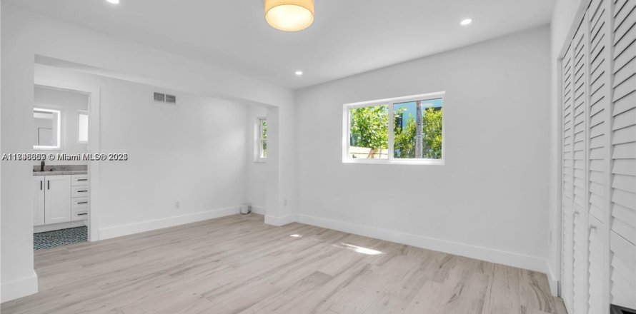 House in North Miami, Florida 3 bedrooms, 136.57 sq.m. № 1748616