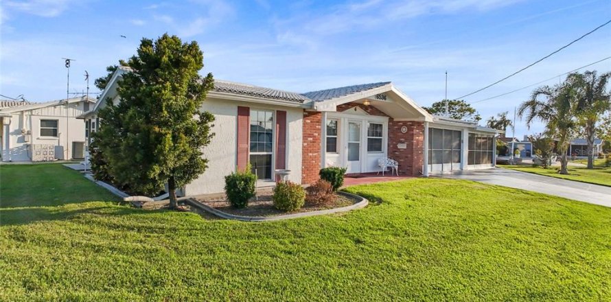 House in Hudson, Florida 2 bedrooms, 146.04 sq.m. № 1602153