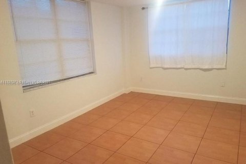 Condo in Miami, Florida, 2 bedrooms  № 1874670 - photo 2