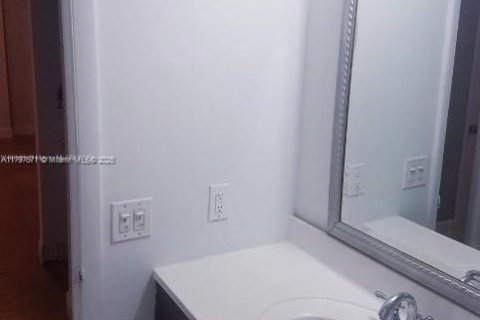 Condo in Miami, Florida, 2 bedrooms  № 1874670 - photo 1