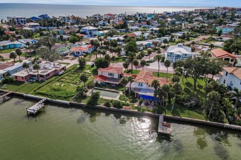House in Redington Beach, Florida 5 bedrooms, 359.07 sq.m. № 1847103 - photo 7