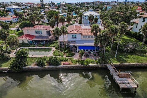 House in Redington Beach, Florida 5 bedrooms, 359.07 sq.m. № 1847103 - photo 3