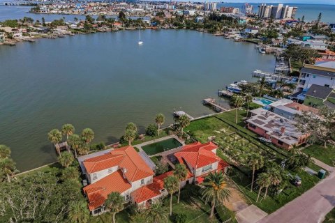 House in Redington Beach, Florida 5 bedrooms, 359.07 sq.m. № 1847103 - photo 4