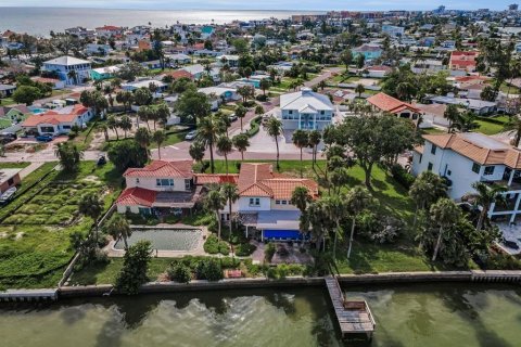 House in Redington Beach, Florida 5 bedrooms, 359.07 sq.m. № 1847103 - photo 6