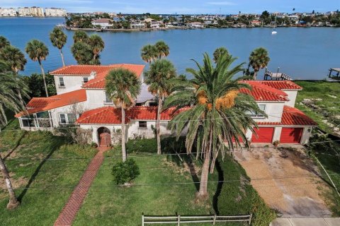 House in Redington Beach, Florida 5 bedrooms, 359.07 sq.m. № 1847103 - photo 1
