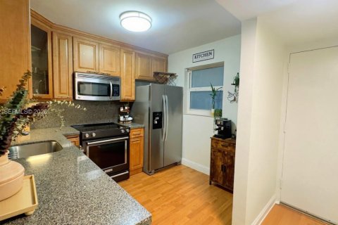 Condo in Plantation, Florida, 2 bedrooms  № 2043982 - photo 10