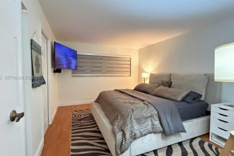 Condo in Plantation, Florida, 2 bedrooms  № 2043982 - photo 15