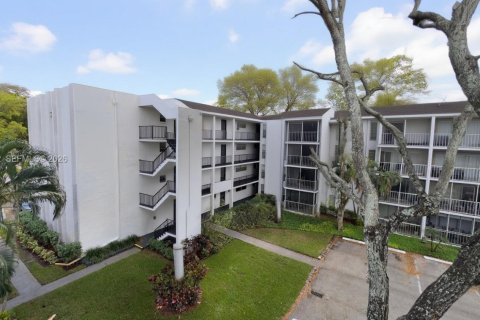 Condo in Plantation, Florida, 2 bedrooms  № 2043982 - photo 21