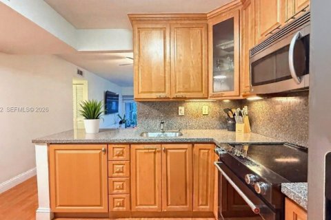Condo in Plantation, Florida, 2 bedrooms  № 2043982 - photo 12
