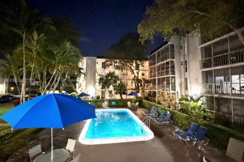 Condo in Plantation, Florida, 2 bedrooms  № 2043982 - photo 18