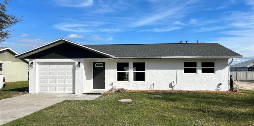 House in Port Charlotte, Florida 2 bedrooms, 91.14 sq.m. № 1810325