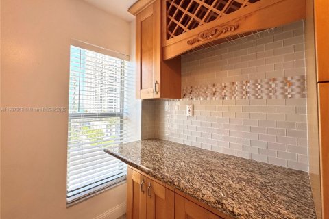 Condo in Miami Beach, Florida, 2 bedrooms № 1964252 - photo 14