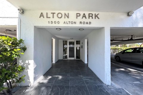 Condo in Miami Beach, Florida, 2 bedrooms № 1964252 - photo 3