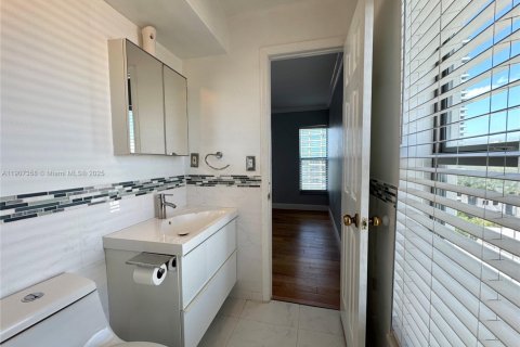 Condo in Miami Beach, Florida, 2 bedrooms № 1964252 - photo 11