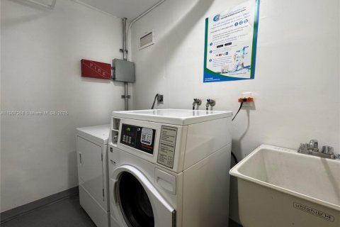 Condo in Miami Beach, Florida, 2 bedrooms № 1964252 - photo 23