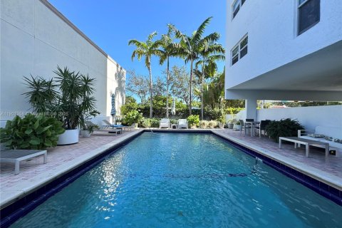 Condo in Miami Beach, Florida, 2 bedrooms № 1964252 - photo 1