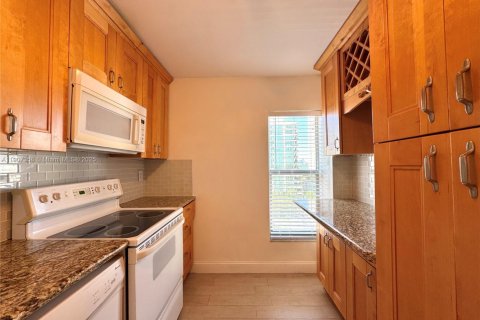 Condo in Miami Beach, Florida, 2 bedrooms № 1964252 - photo 13