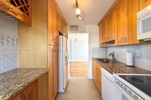 Condo in Miami Beach, Florida, 2 bedrooms № 1964252 - photo 4