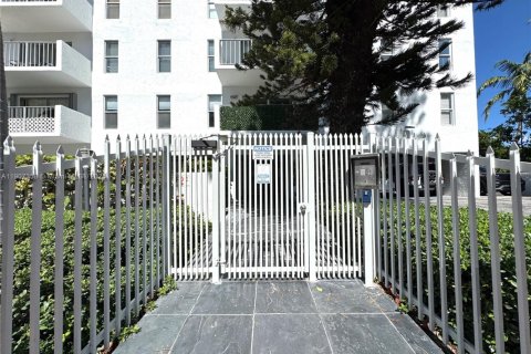 Condo in Miami Beach, Florida, 2 bedrooms № 1964252 - photo 26