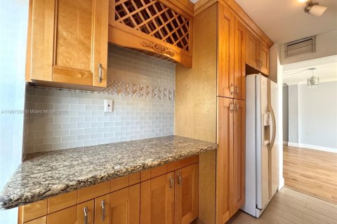 Condo in Miami Beach, Florida, 2 bedrooms № 1964252 - photo 15