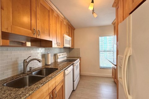 Condo in Miami Beach, Florida, 2 bedrooms № 1964252 - photo 12