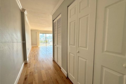 Condo in Miami Beach, Florida, 2 bedrooms № 1964252 - photo 18