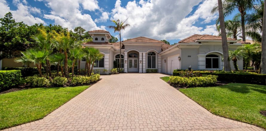 House in Port St. Lucie, Florida 4 bedrooms, 305.37 sq.m. № 2190046
