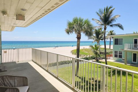 Condominio en alquiler en Hollywood, Florida, 31.59 m2 № 1977906 - foto 1