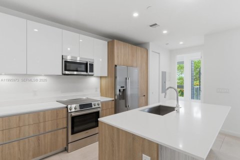 Condo in Miami, Florida, 4 bedrooms  № 2066144 - photo 6