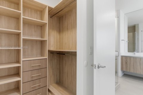 Condo in Miami, Florida, 4 bedrooms  № 2066144 - photo 16