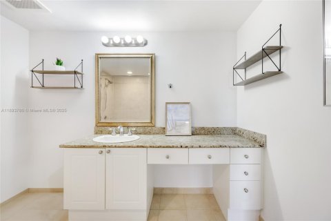 Condo in Aventura, Florida, 1 bedroom  № 1945620 - photo 12