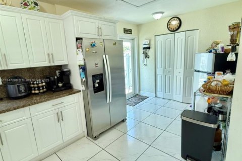 Купить виллу или дом в Майами-Гарденс, Флорида 4 спальни, 141.4м2, № 1957458 - фото 4