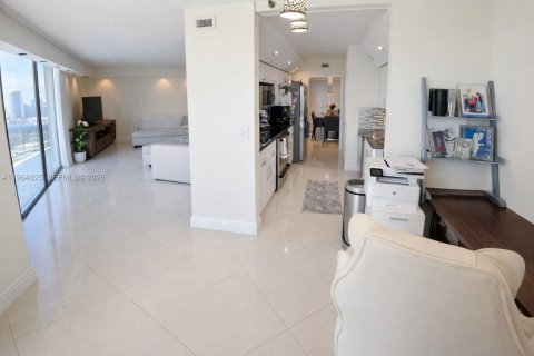 Condo in Aventura, Florida, 2 bedrooms № 2026446 - photo 11
