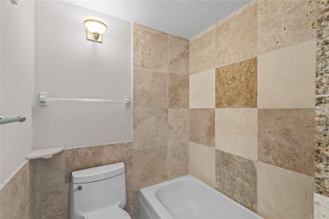 Condo in Jacksonville Beach, Florida, 1 bedroom  № 2099104 - photo 18